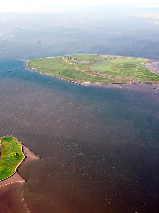 Die Luftaufnahme vom 27.05.2014 zeigt die Halligen Gröde-Apelland (oben) und Habel (unten) im Wattenmeer vor der Nordseeküste von Schleswig-Holstein.