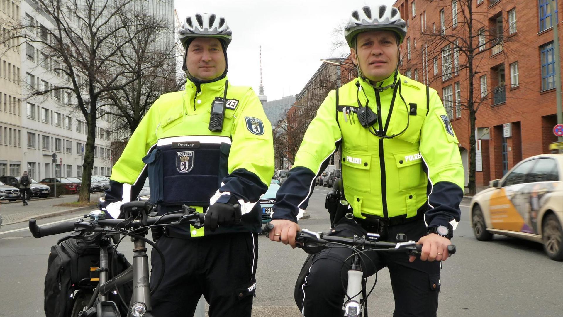 2421391602_Polizeikommissare auf Fahrrädern_Oliver Konieczny (li.) und Ronny Theil 02.jpg