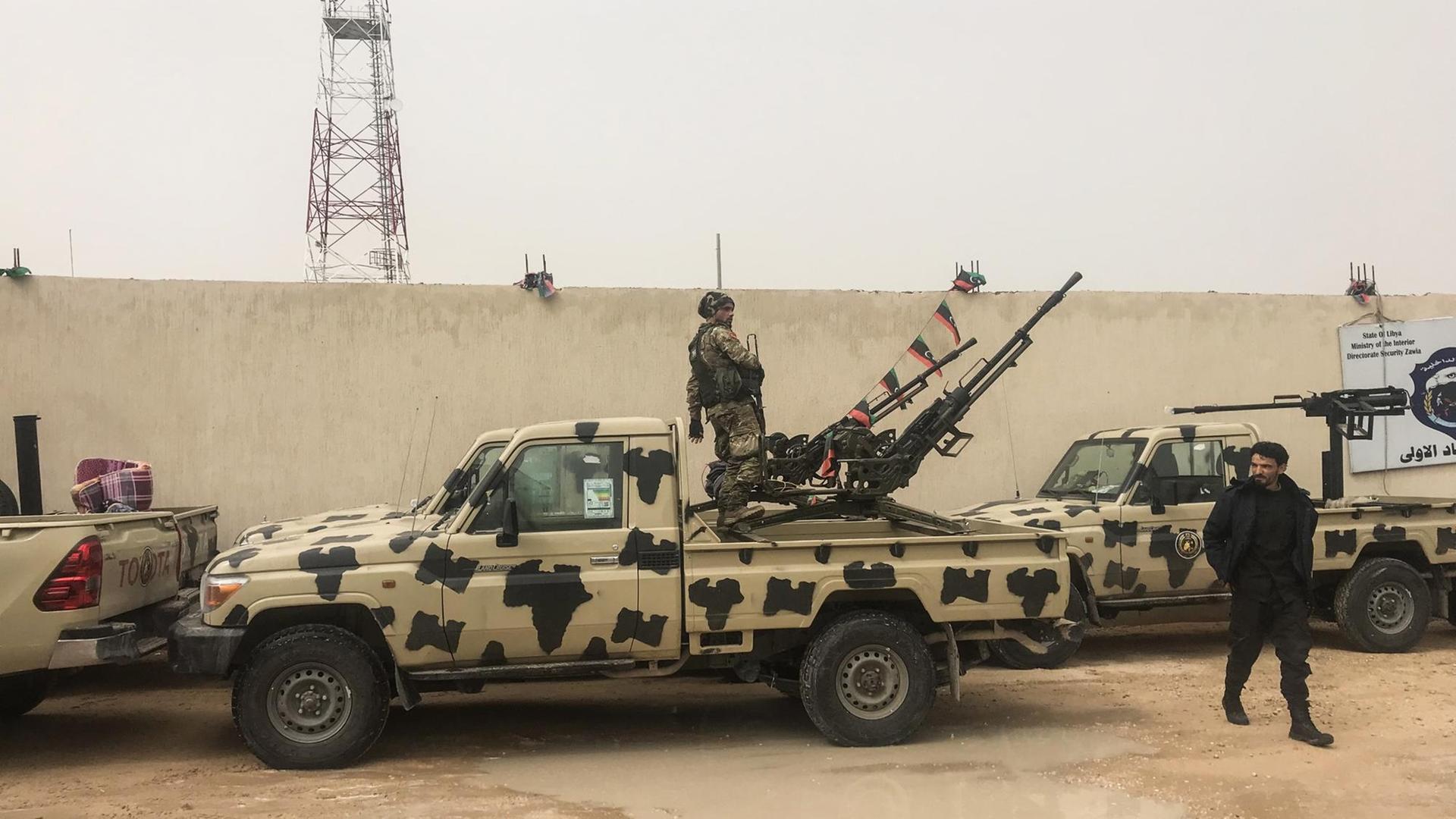 Das Bild zeigt einen Pickup mit einem Maschinengewehr auf der Ladefläche. Er gehört zu einer Miliz, die gegen den abtrünnigen Generalt Haftar in Libyen kämpft.