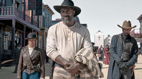 Szenenfoto aus dem Western "THE HARDER THEY FALL". Zu sehen sind die Schauspieler Regina King, Idris Elba, und Lakeith Stanfield Credit: David Lee / © Netflix / Courtesy Everett Collection