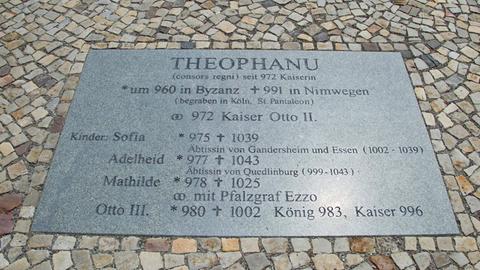 Eine Steinplatte erinnert in Magdeburg an Kaiserin Theophanu, die Frau des deutschen Kaisers Otto II., den sie im Jahr 972 heiratete.