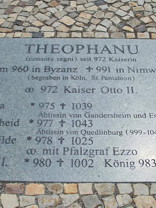 Eine Steinplatte erinnert in Magdeburg an Kaiserin Theophanu, die Frau des deutschen Kaisers Otto II., den sie im Jahr 972 heiratete.