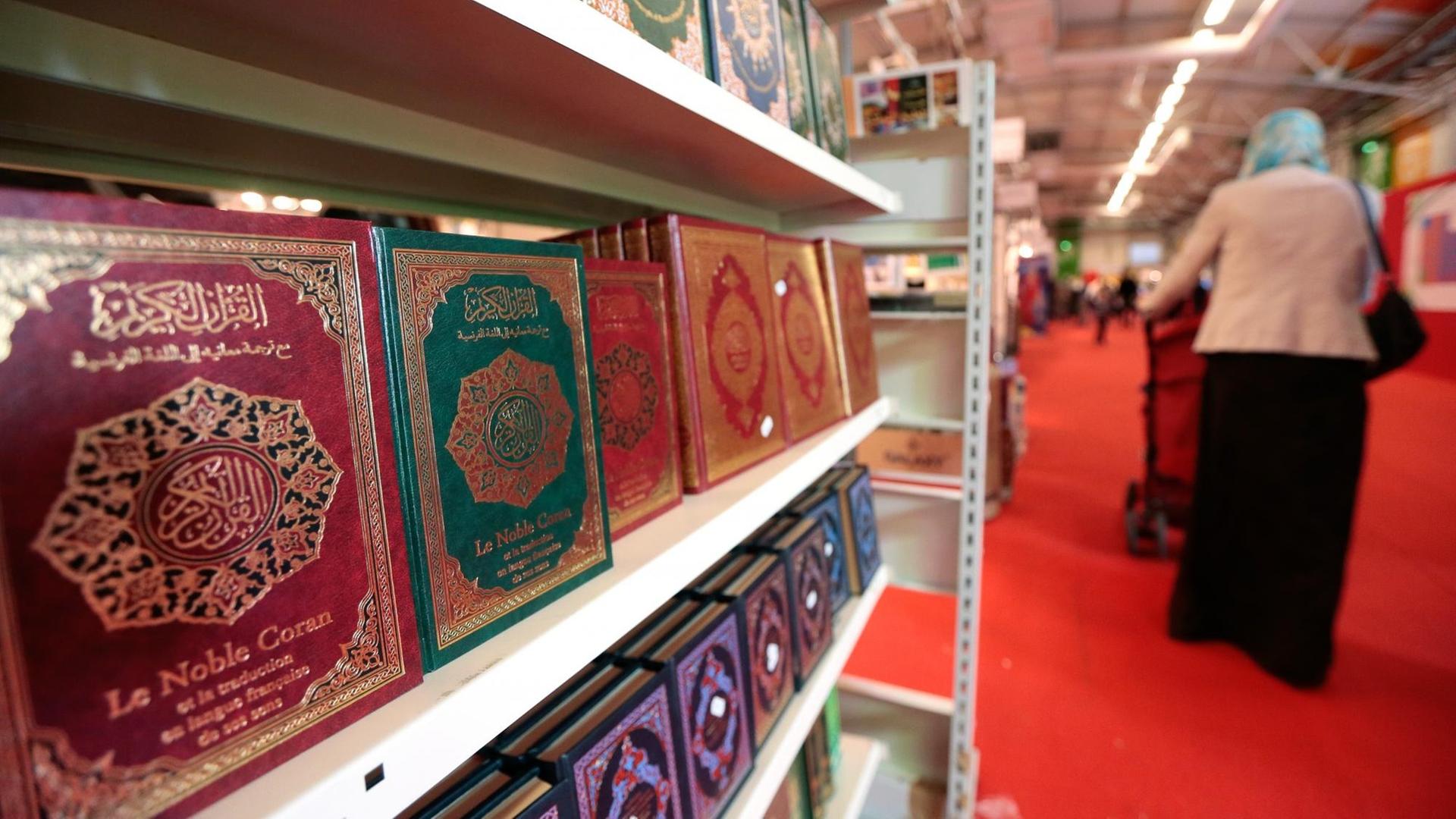 Koran-Exemplare auf dem Jahrestreffen der "Union islamischer Organisationen'"(UOIF), dem französischen Ableger der Muslimbruderschaft