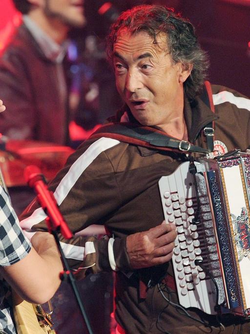 Der Musiker Hubert von Goisern tritt am 10.10.2014 in München bei einer Fernseh-Gala auf.