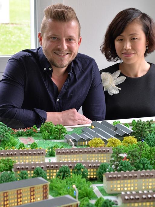 Jane Hou und Andreas Scholz mit ihrem Modell des Standorts "Oak Garden".