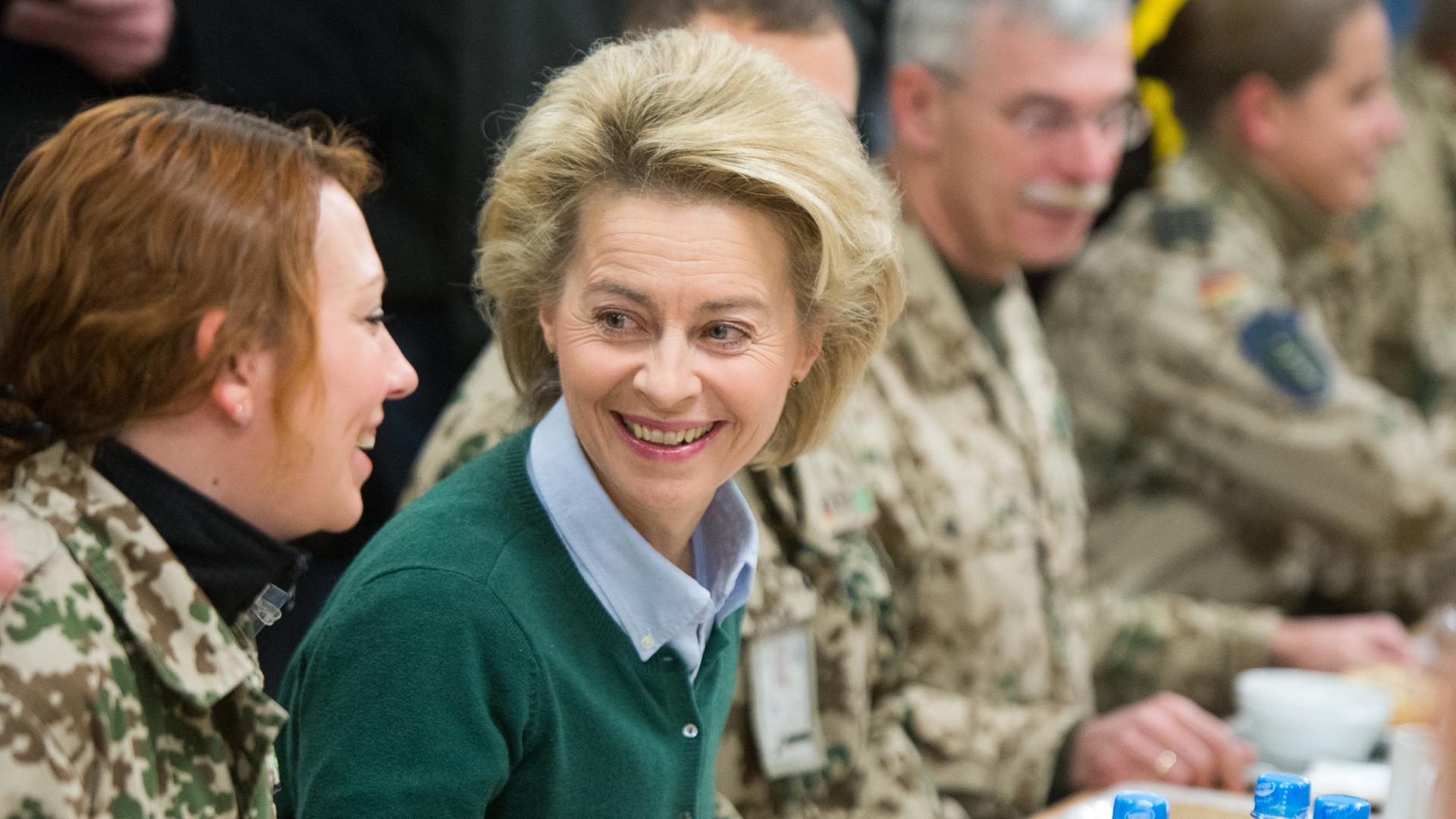 Bundesverteidigungsministerin, Ursula von der Leyen (CDU) bei einem Treffen mit Bundeswehrsoldaten im Dezember 2013