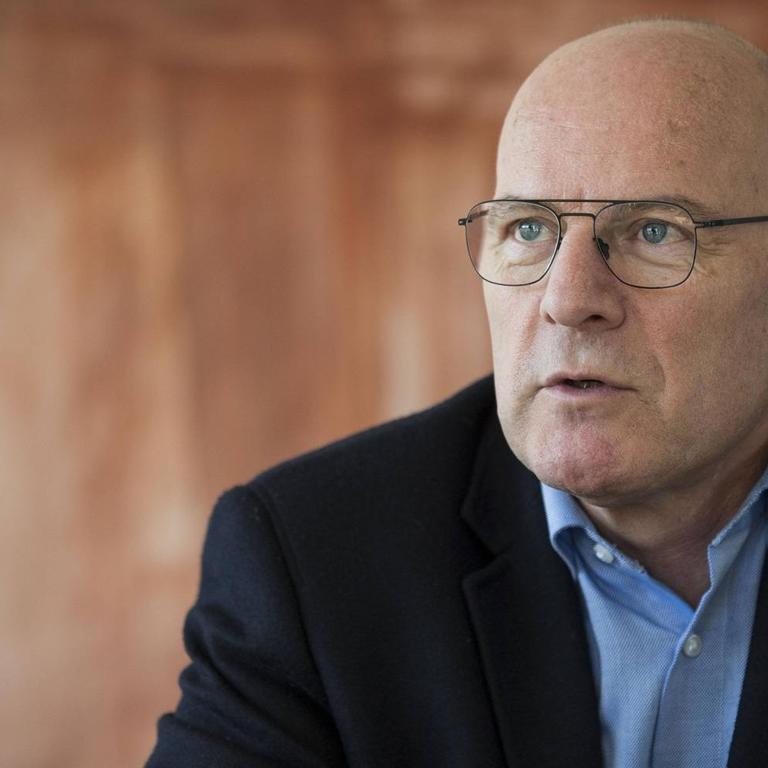 Winfried Hermann, baden-württembergischer Verkehrsminister, sitzt während eines Interviews in seinem Büro im Ministerium.