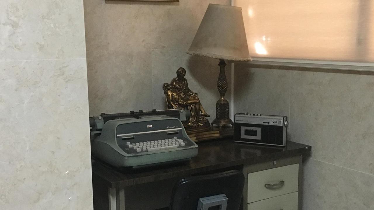 Der Schreibtisch von Oscar Romero mit dem Aufnahmegerät.