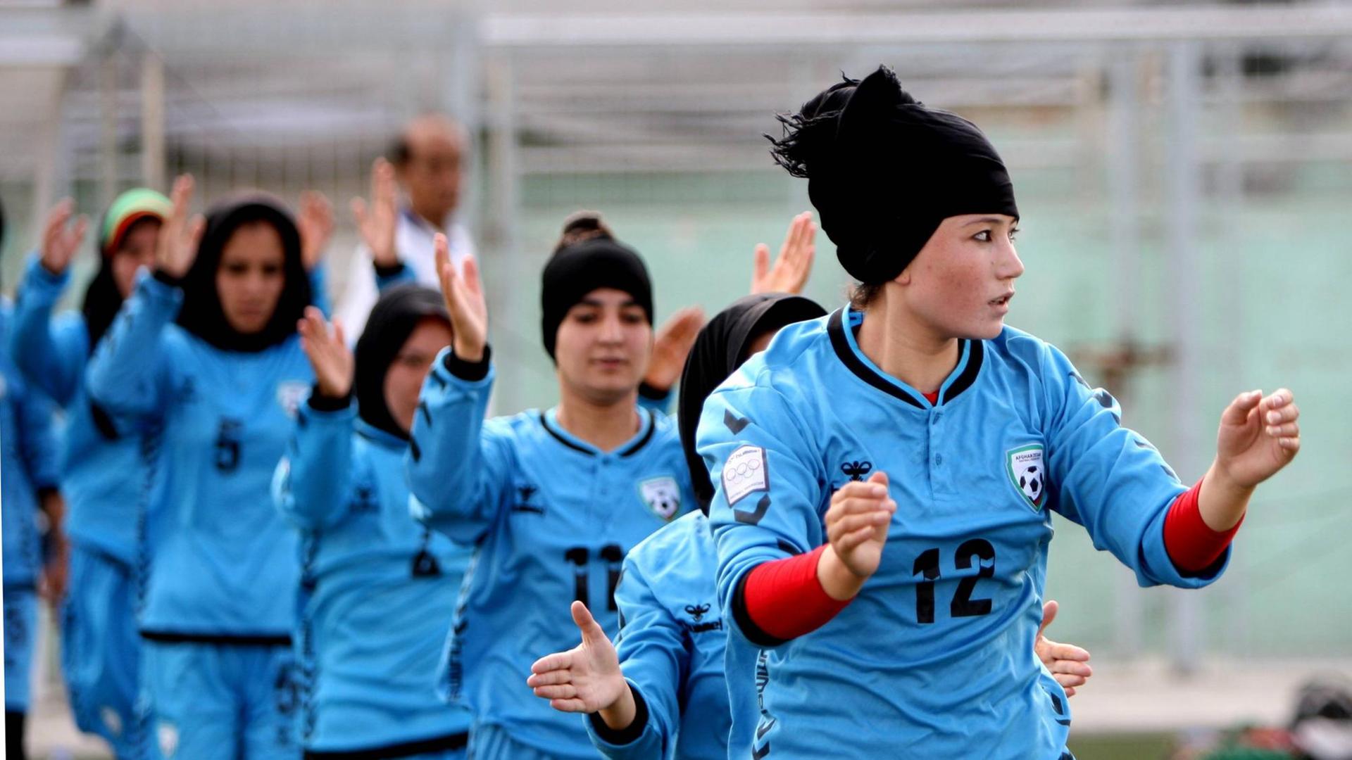 Fußball-Spielerinnen von der afghanischen National-Mannschaft haben in Kabul trainiert.