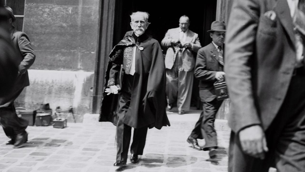 Der Schriftsteller Charles Maurras (1868-1952) auf einer Aufnahme aus dem Jahr 1939 vor dem Institut de France in Paris