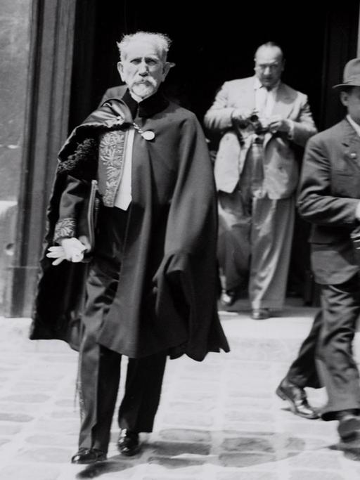 Der Schriftsteller Charles Maurras (1868-1952) auf einer Aufnahme aus dem Jahr 1939 vor dem Institut de France in Paris