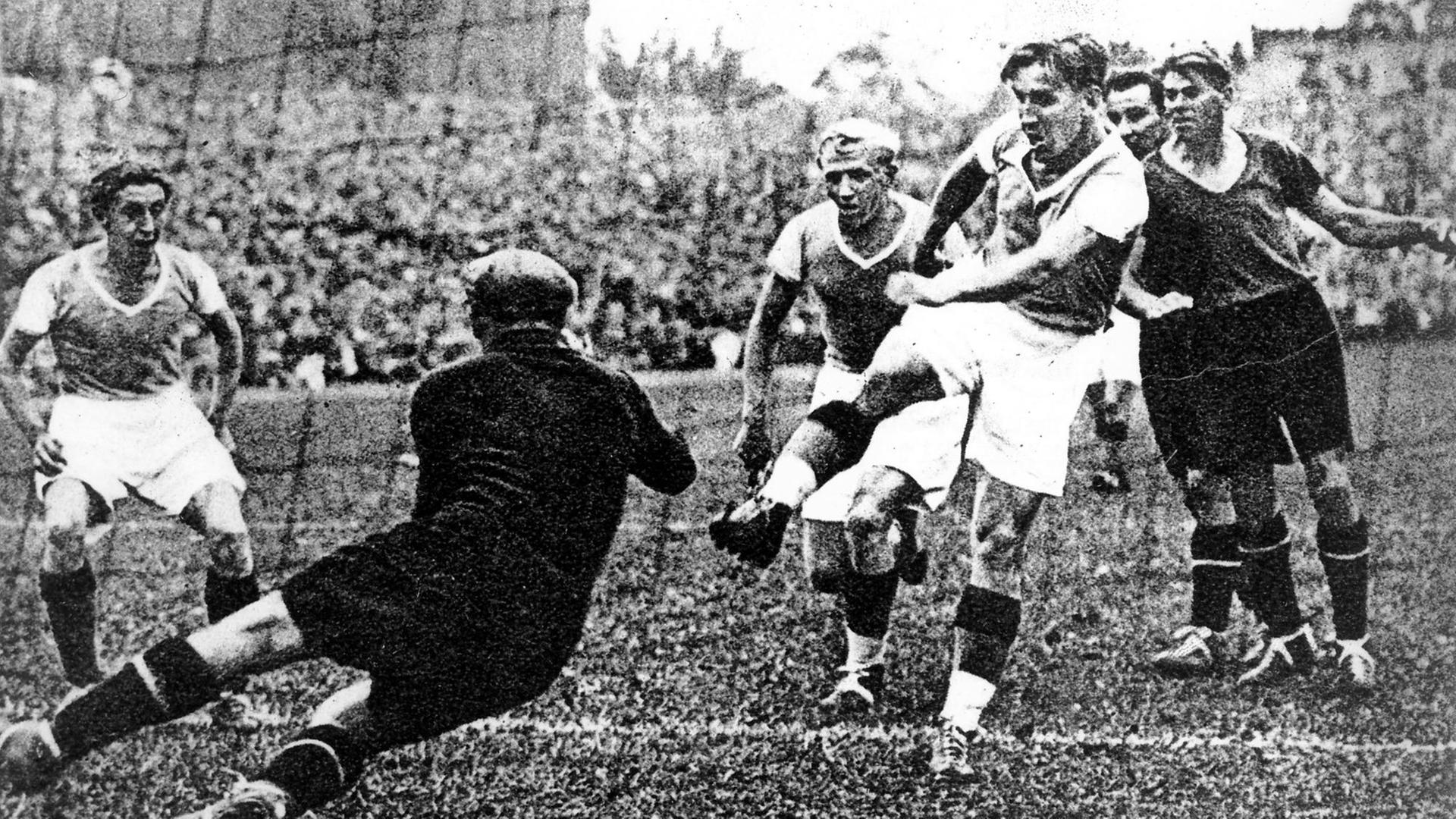 Ernst Kuzorra schießt aus zwei Metern Entfernung den Ball auf das Nürnberger Tor - allerdings vergeblich: Torwart Köhl hält! Trotzdem - der FC Schalke 04 gewinnt das Endspiel um die Deutsche Fußballmeisterschaft am 24. Juni 1934 in Berlin mit 2:1 Toren gegen den 1. FC Nürnberg.