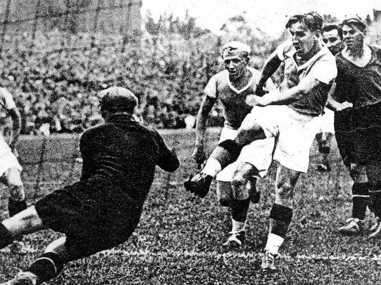 Ernst Kuzorra schießt aus zwei Metern Entfernung den Ball auf das Nürnberger Tor - allerdings vergeblich: Torwart Köhl hält! Trotzdem - der FC Schalke 04 gewinnt das Endspiel um die Deutsche Fußballmeisterschaft am 24. Juni 1934 in Berlin mit 2:1 Toren gegen den 1. FC Nürnberg.