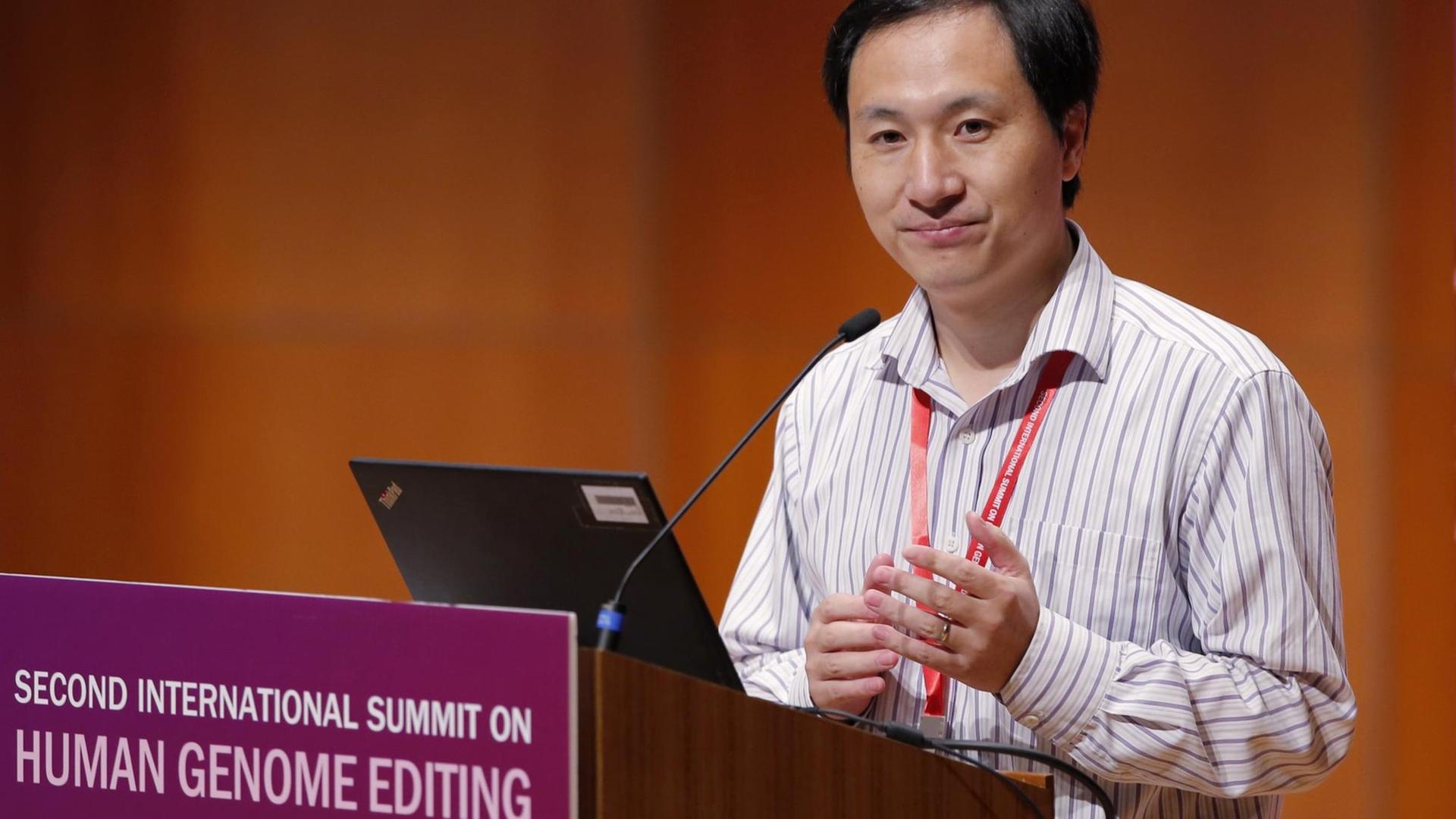 He Jiankui spricht auf einem Genomforscher-Kongress. He Jiankui spricht auf einem Genomforscher-Kongress.