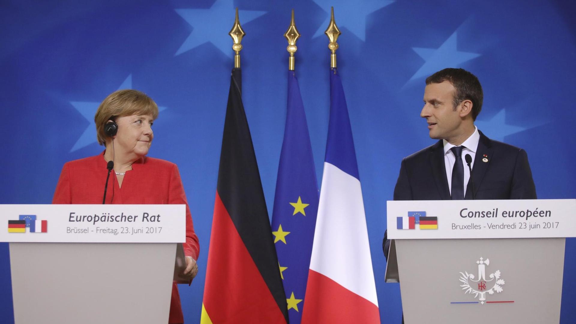 Bundeskanzlerin Angela Merkel und Frankreichs Präsident Emmanuel Macron sprechen nach dem EU-Gipfel in Brüssel auf einer gemeinsamen Pressekonferenz.