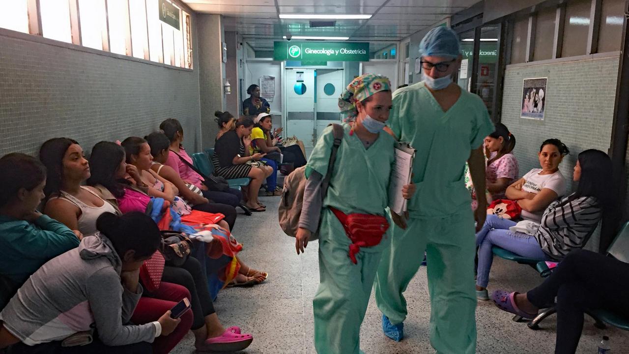 Patienten warten auf dem Flur einer Klinik in Cúcuta.