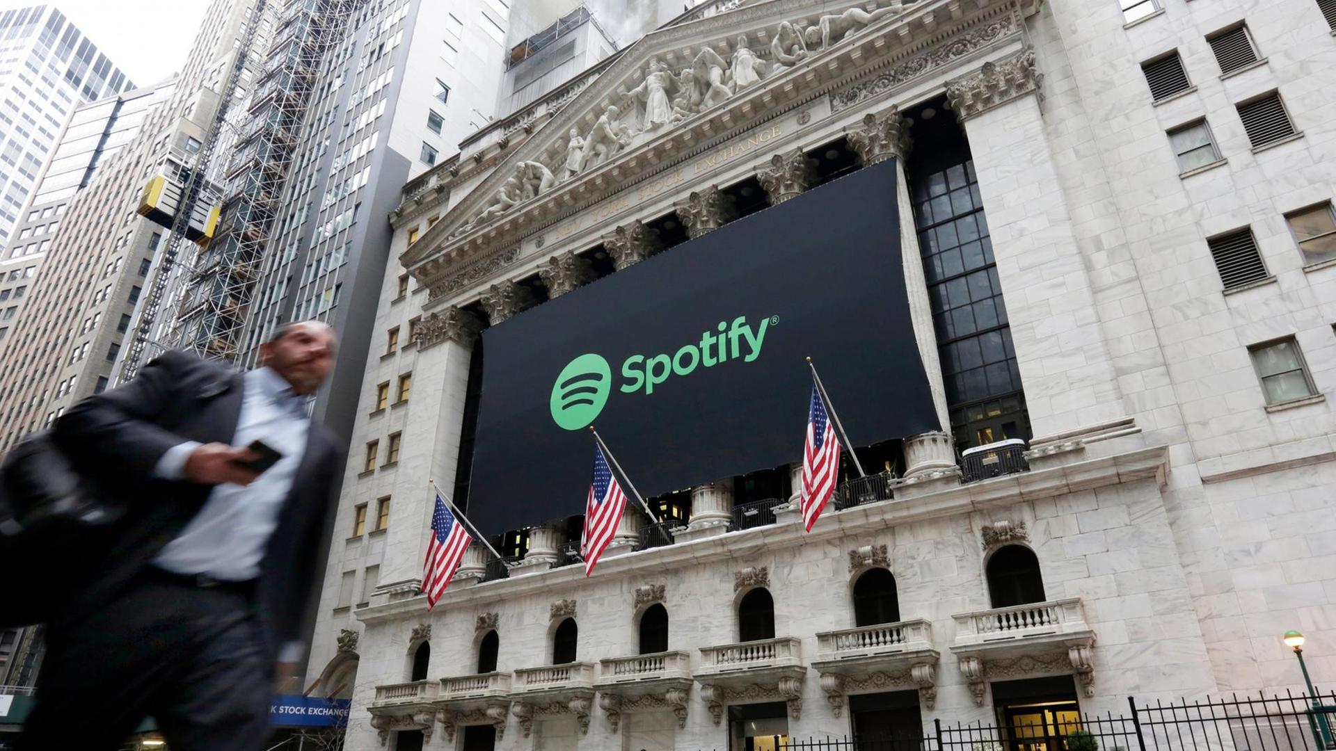 Ein großes Spotify-Plakat hängt an der Fassade der New York Stock Exchange.