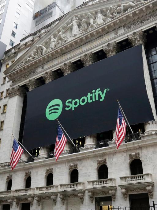 Ein großes Spotify-Plakat hängt an der Fassade der New York Stock Exchange.