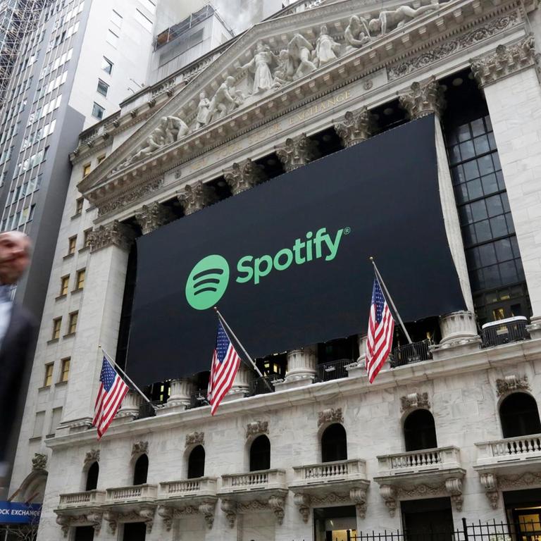 Ein großes Spotify-Plakat hängt an der Fassade der New York Stock Exchange.