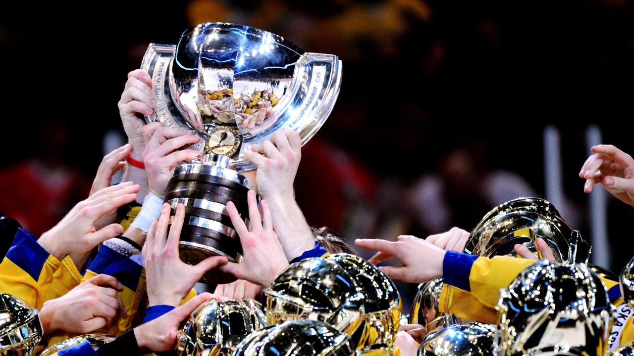 epa03708325 Swedish players hold the trophy after winning the 2013 Ice Hockey IIHF World Championships gold final match between Switzerland and Sweden at the Ericsson Globe Arena in Stockholm, Sweden, 19 May 2013. EPA/FREDRIK SANDBERG SWEDEN OUT epa03708325 Swedish players hold the trophy after winning the 2013 Ice Hockey IIHF World Championships gold final match between Switzerland and Sweden at the Ericsson Globe Arena in Stockholm, Sweden, 19 May 2013. EPA/FREDRIK SANDBERG SWEDEN OUT