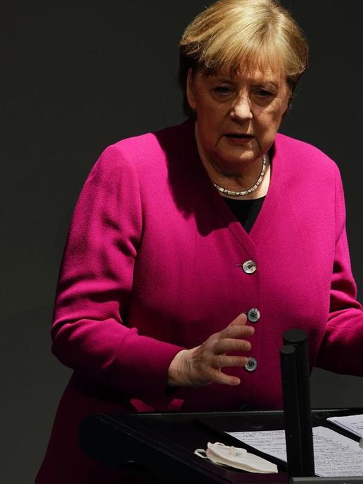 Bundeskanzlerin Angela Merkel (CDU) gibt im Bundestag eine Regierungserklärung zur Corona-Pandemie und zum Europäischen Rat ab.