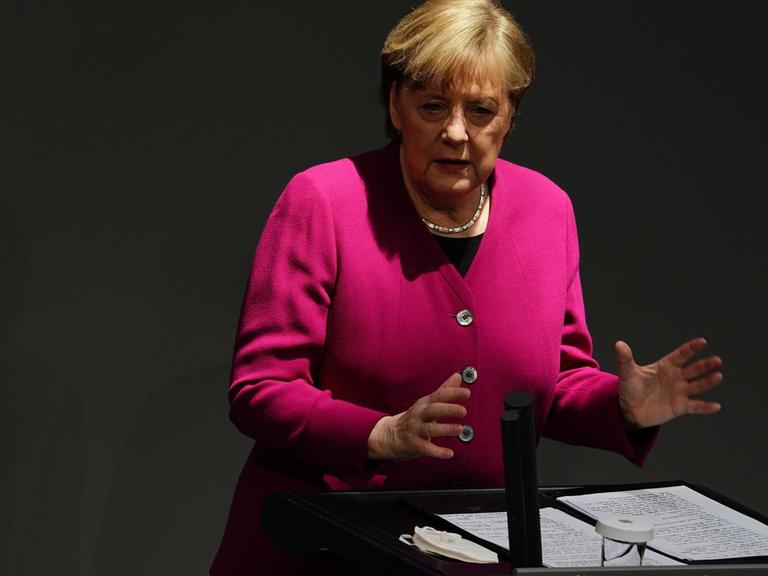 Bundeskanzlerin Angela Merkel (CDU) gibt im Bundestag eine Regierungserklärung zur Corona-Pandemie und zum Europäischen Rat ab.