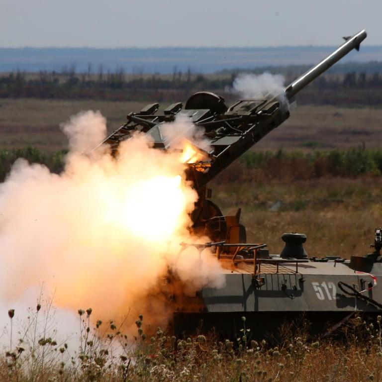 Eine Rakete wird im Donbass von einem Fahrzeug aus abgefeuert.