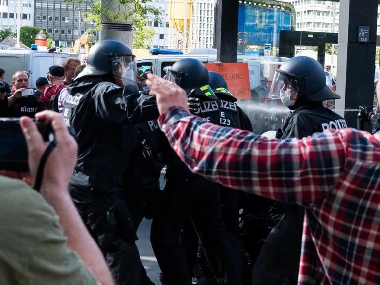 Polizisten setzen auf einer Demonstration auf dem Alexanderplatz Pfefferspray ein