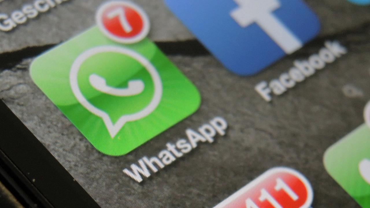Auf einem Handy sind die Logos von WhatsApp und Facebook
