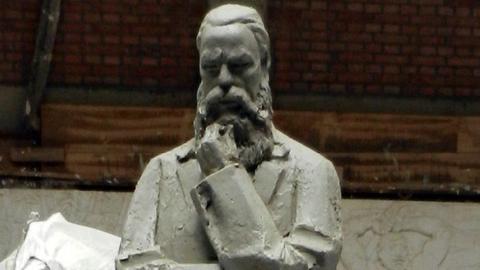 Geschenk aus China für Wuppertal: Die von dem Bildhauer Chenggang Zeng geschaffene Plastik zeigt den Philosophen und Ökonomen Friedrich Engels in Denkerpose.