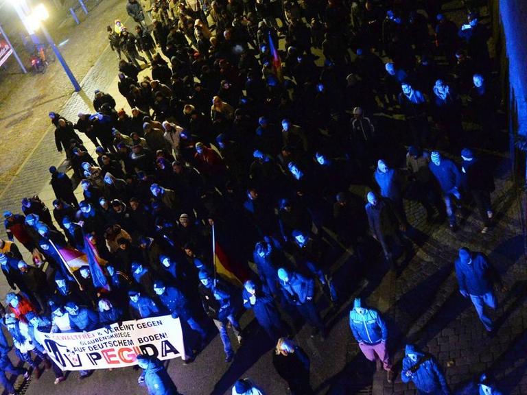 Der Demonstrationszug von Pegida auf dem Terrassenufer in Dresden, Deutschland.