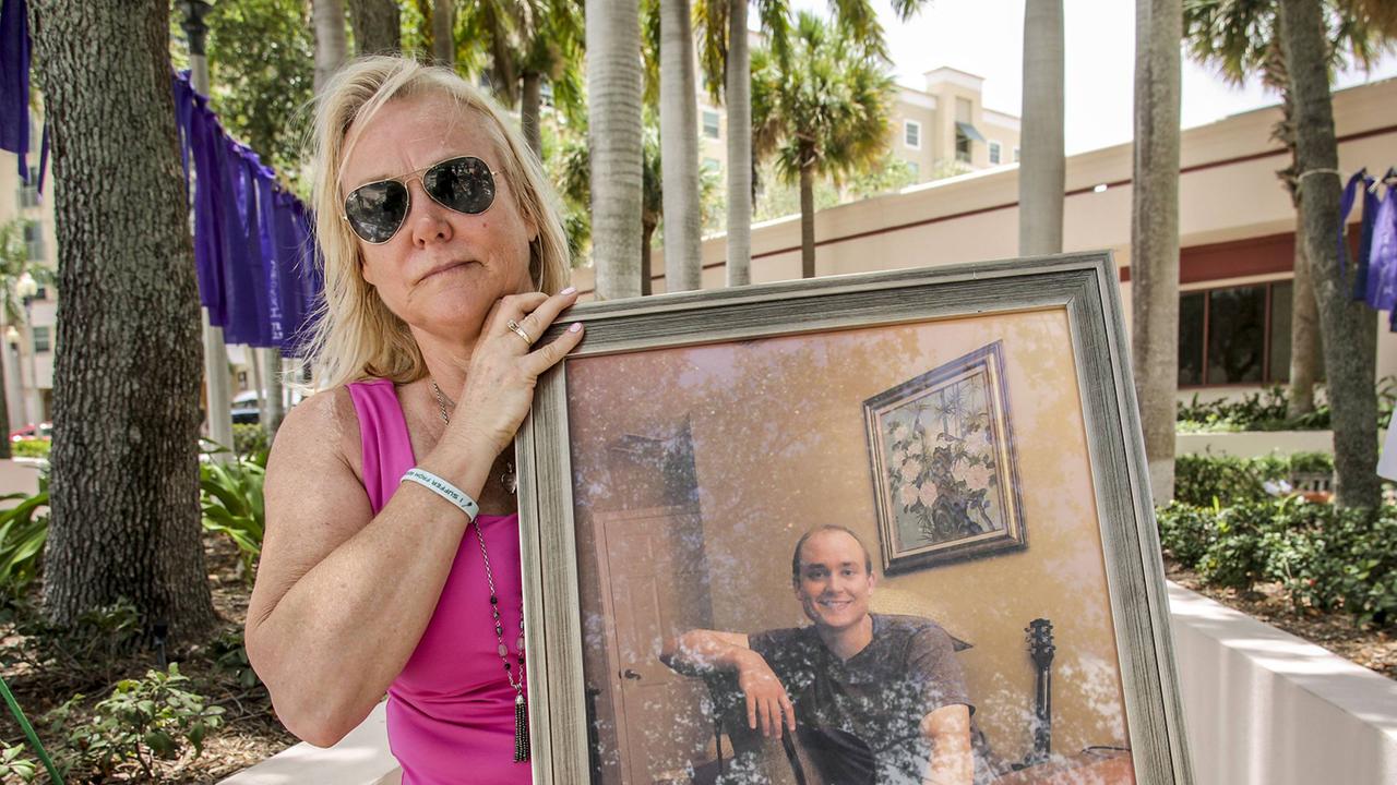 Eine Mutter hält das Bild ihres Sohnes, der im Zuge der "Opioid-Krise" ums Leben gekommen ist