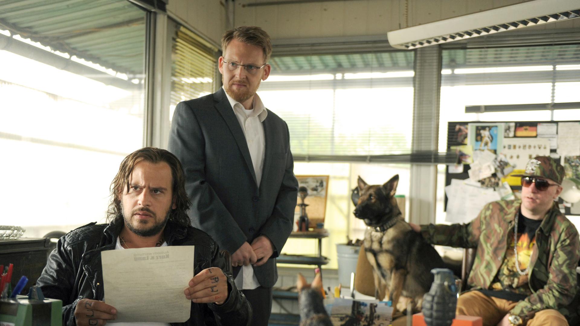 Moritz Bleibtreu (l-r), Axel Stein und Ralf Richter in einer Szene des Kinofilms "Nicht mein Tag" von Peter Thorwarth Moritz Bleibtreu (l-r), Axel Stein und Ralf Richter in einer Szene des Kinofilms "Nicht mein Tag" von Peter Thorwarth
