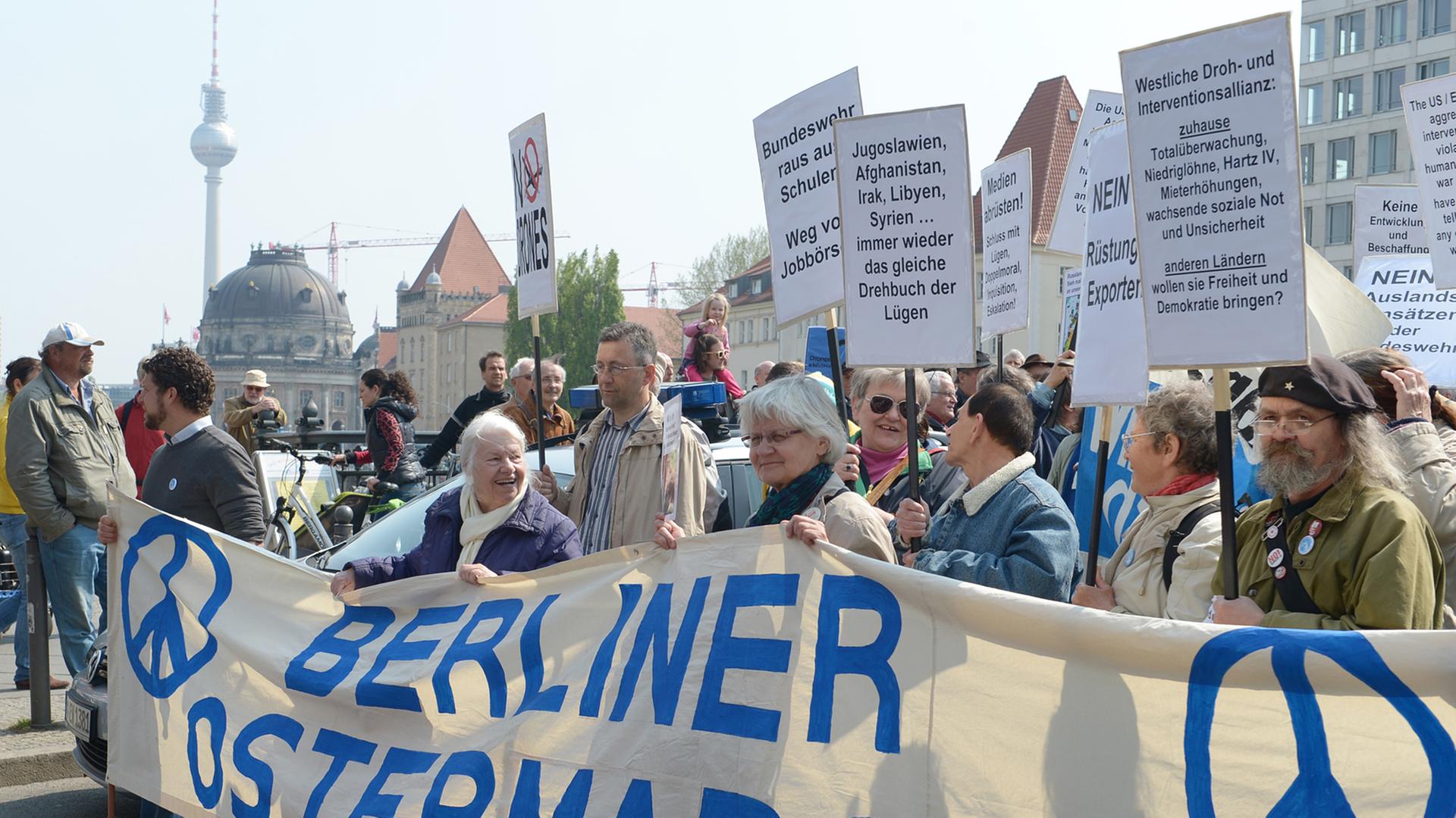 Viele Menschen demonstrieren am 19.04.2014 beim Berliner Ostermarsch mit mit Plakaten.