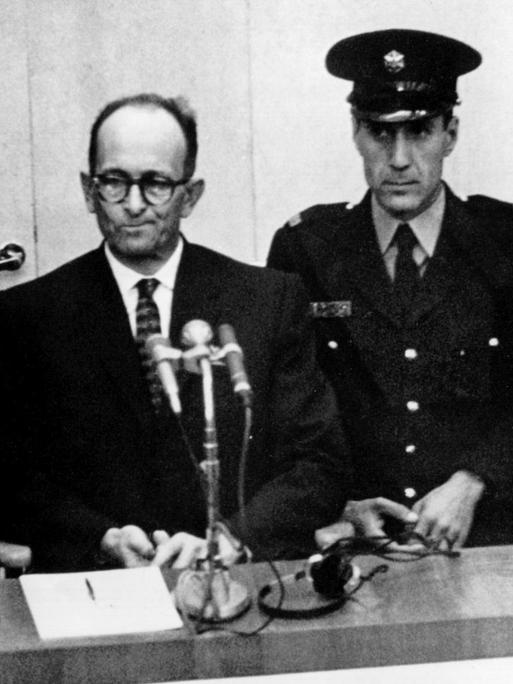 Der Angeklagte Adolf Eichmann während seiner Vernehmung am ersten Prozeßtag in Israel.