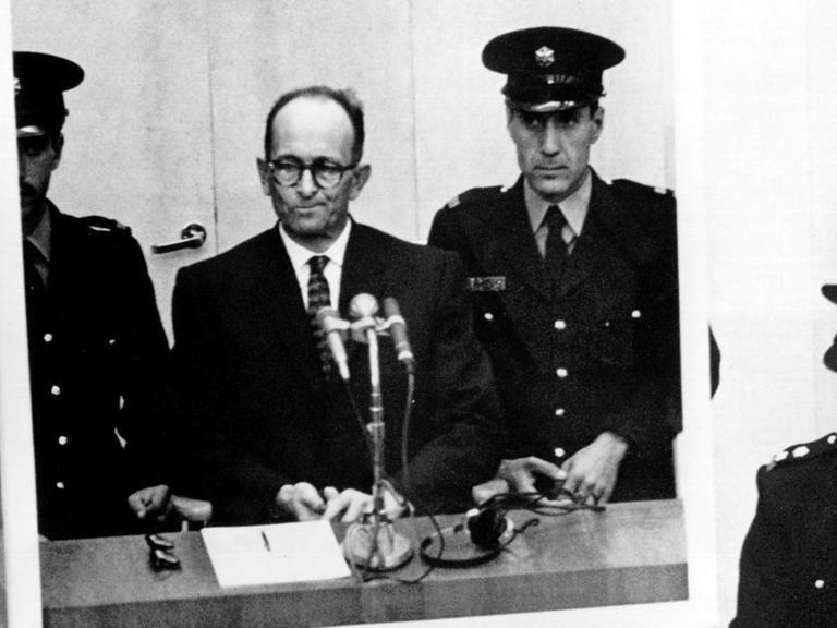 Der Angeklagte Adolf Eichmann während seiner Vernehmung am ersten Prozeßtag in Israel.