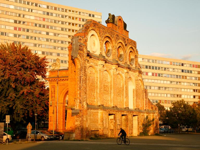 Ein Reststück der historischen Fassade des Anhalter Bahnhofs steht steht bis heute in Berlin