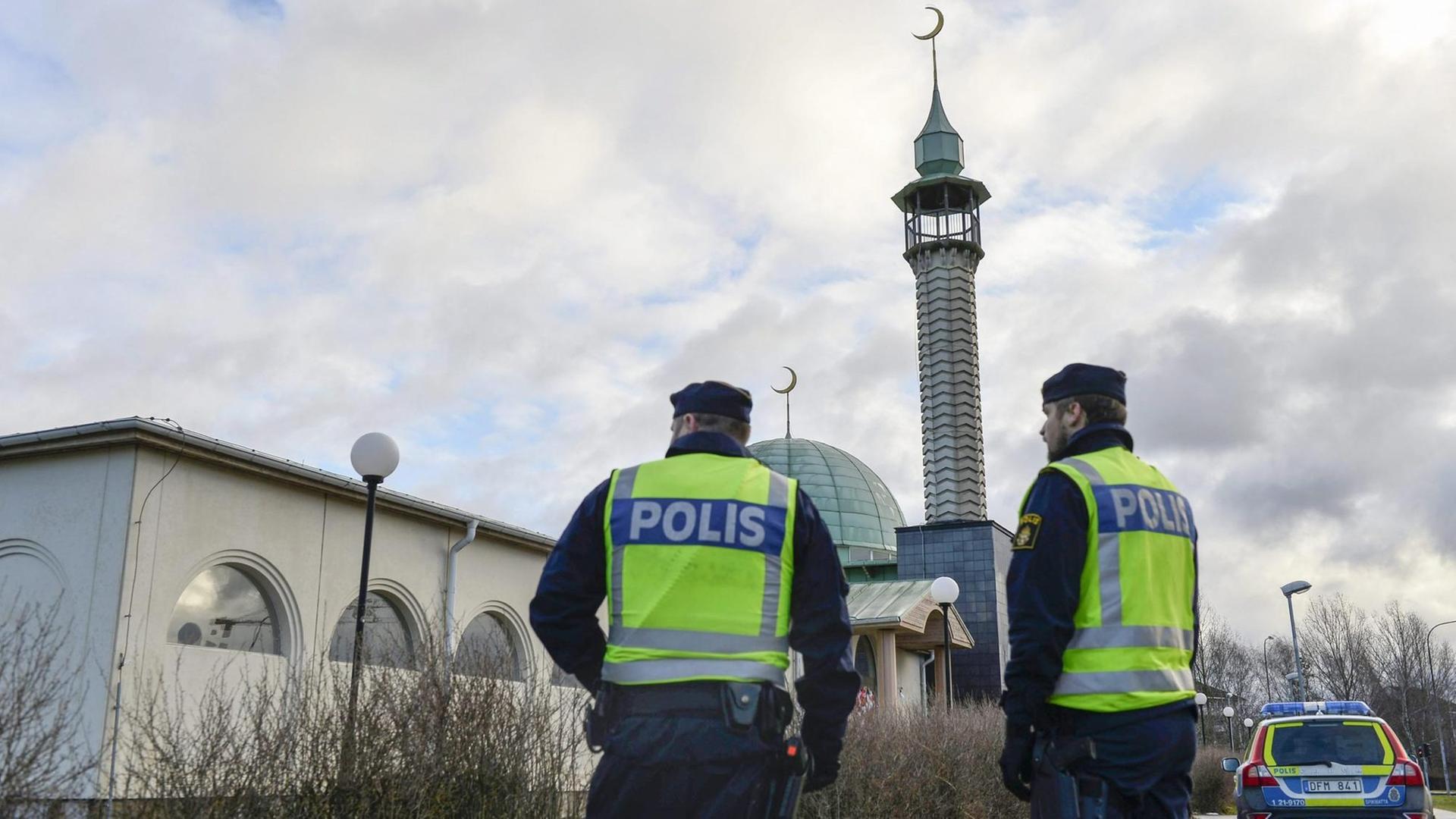 Zwei Polizisten vor einer Moschee in Uppsala, Schweden.