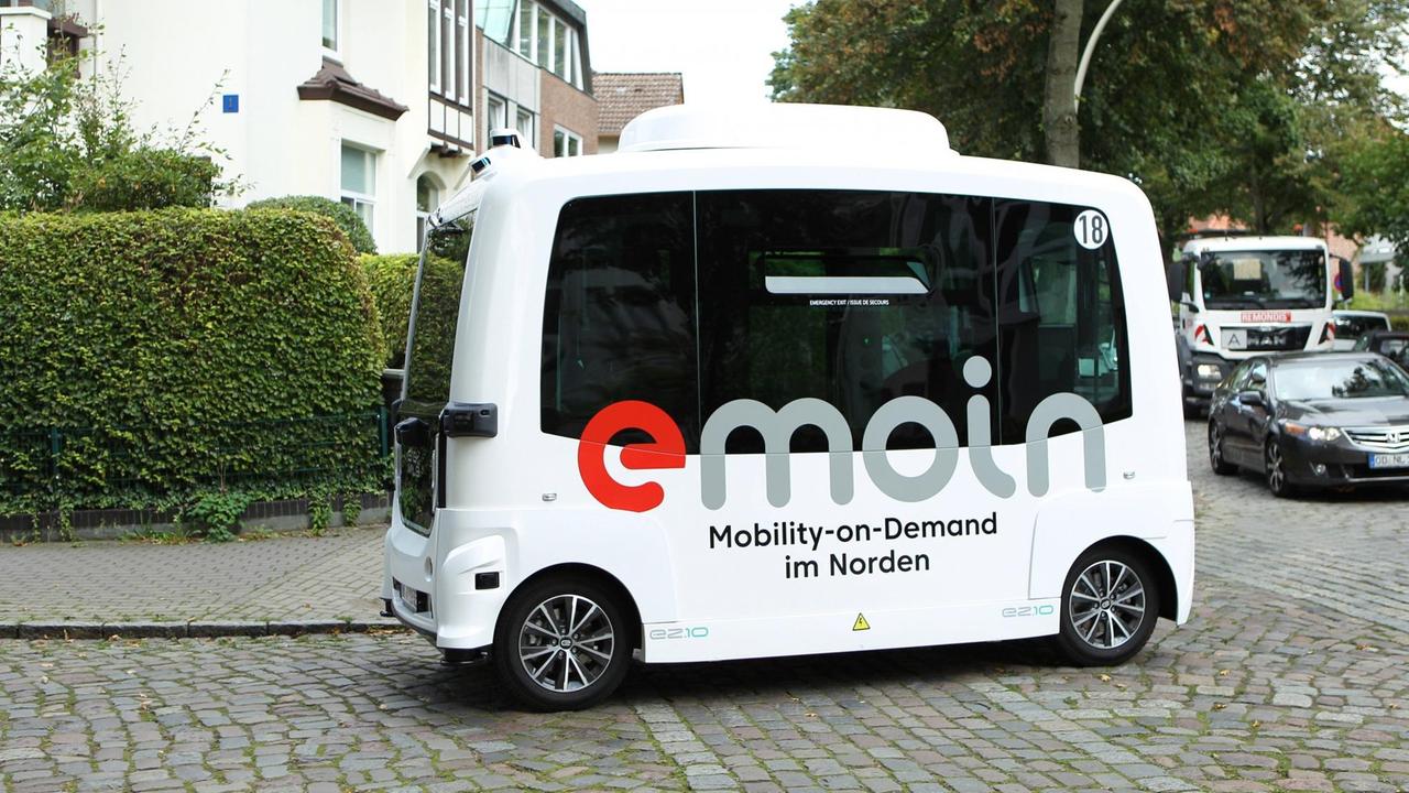 Ein autonomer Bus mit großen, schwarzen Scheiben in Hamburgs Villenviertel Bergedorf