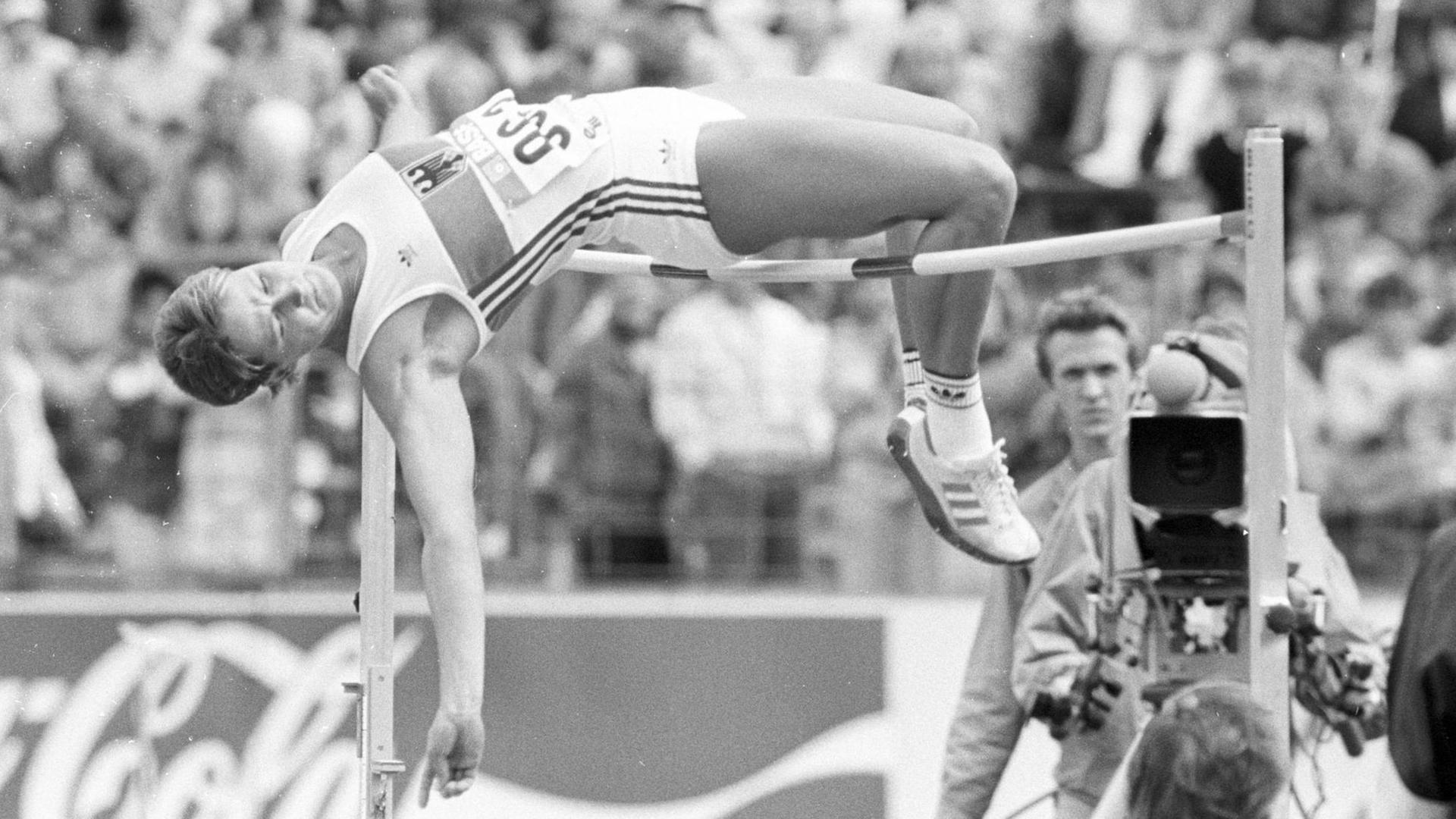 Siebenkämpferin Birgit Dressel überspringt die Latte in einem Hochsprungwettkampf.