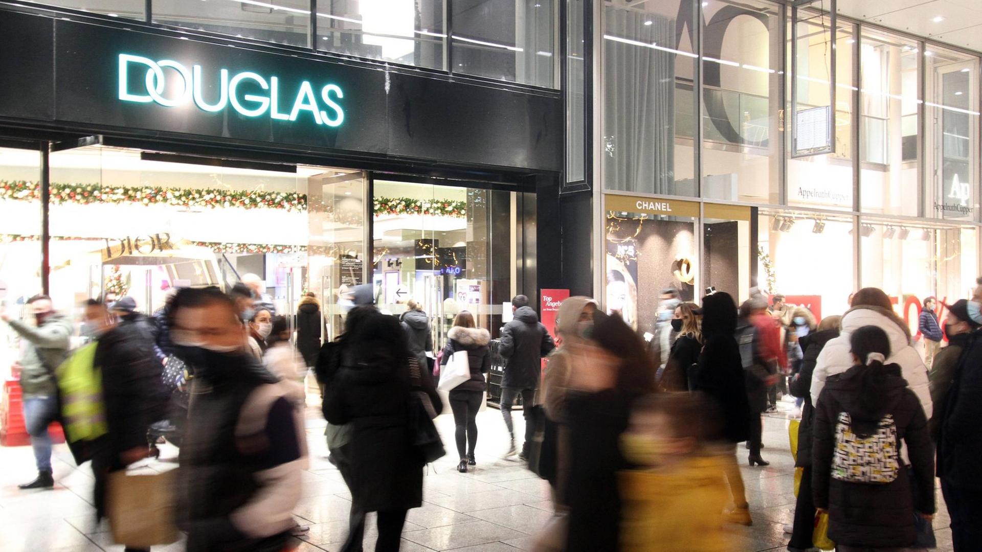 Die Parfümerie Douglas auf der Frankfurter Zeil. Zahlreiche Passanten sind zu sehen. Die Parfümerie Douglas auf der Frankfurter Zeil. Zahlreiche Passanten sind zu sehen.
