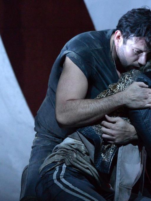 Joshua Guerrero (Chevalier Renato Des Grieux) und Asmik Grigorian (Manon Lescaut) in einer Szene der Oper Manon Lescaut.