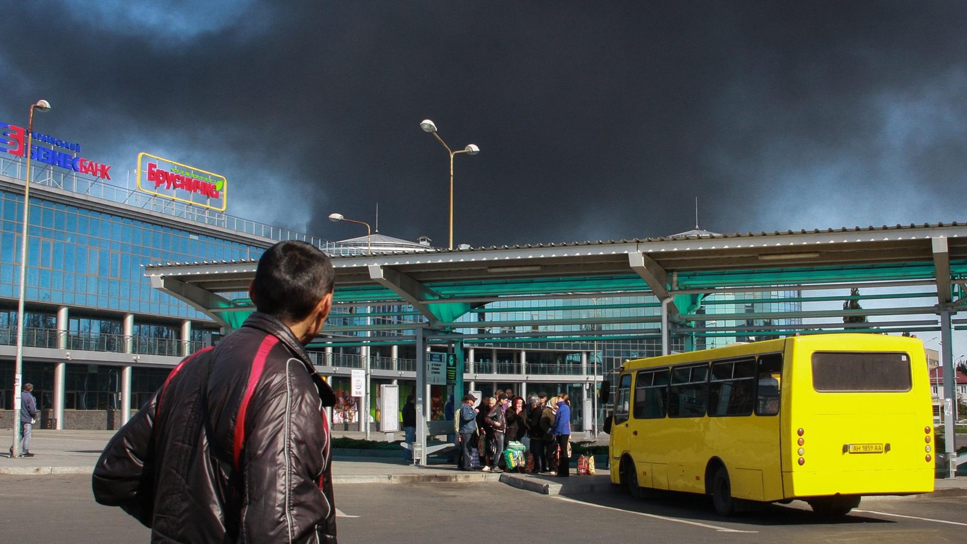 Rauch steigt am Flughafen von Donezk auf.