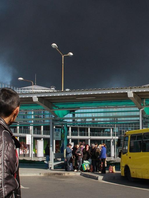 Rauch steigt am Flughafen von Donezk auf.