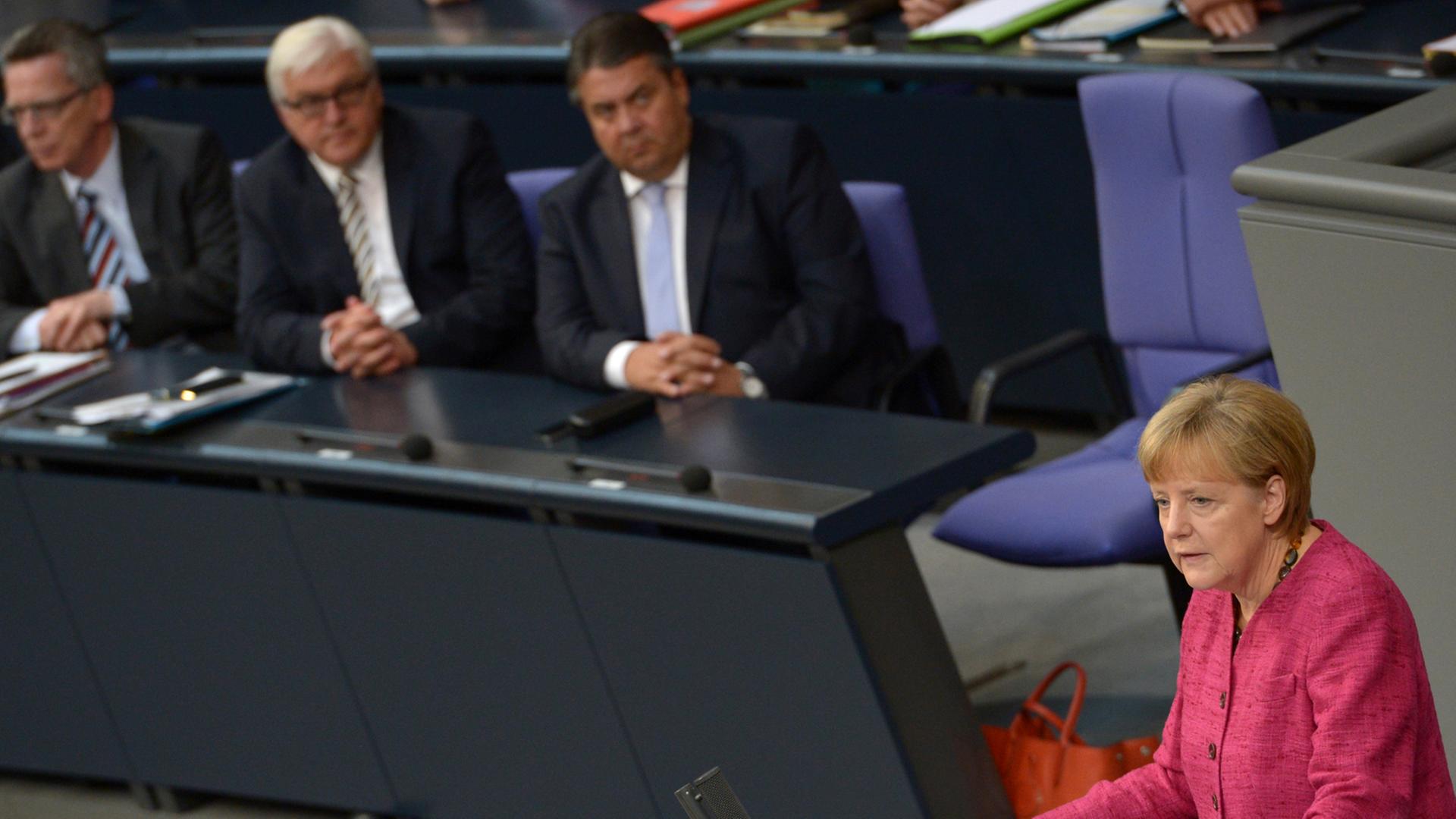 Bundeskanzlerin Angela Merkel (CDU) gibt am 01.09.2014 im Bundestag in Berlin während der Sondersitzung eine Regierungserklärung zum Ukraine-Konflikt und die geplanten Waffenlieferungen an die Kurden im Irak ab.