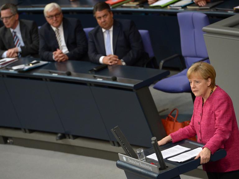 Bundeskanzlerin Angela Merkel (CDU) gibt am 01.09.2014 im Bundestag in Berlin während der Sondersitzung eine Regierungserklärung zum Ukraine-Konflikt und die geplanten Waffenlieferungen an die Kurden im Irak ab.