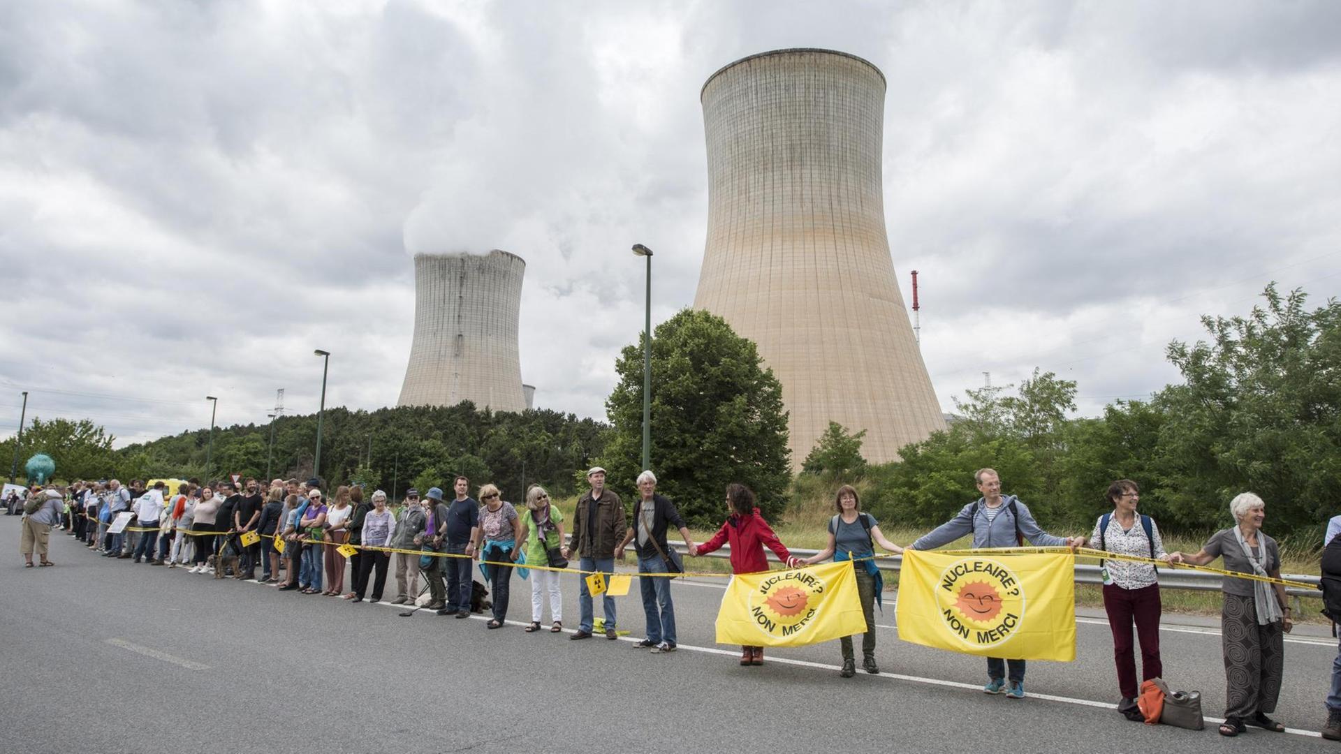 Teilnehmer bilden (25.06.17) vor dem Atomkraftwerk Tihange (Belgien) eine Menschenkette.