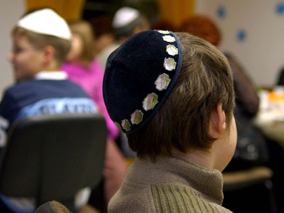 Ein kleiner Junge, mit der traditionellen Kopfbedeckung "Kippa", aufgenommen auf dem Chanukka-Fest der Jüdischen Gemeinde von Frankfurt (Oder)