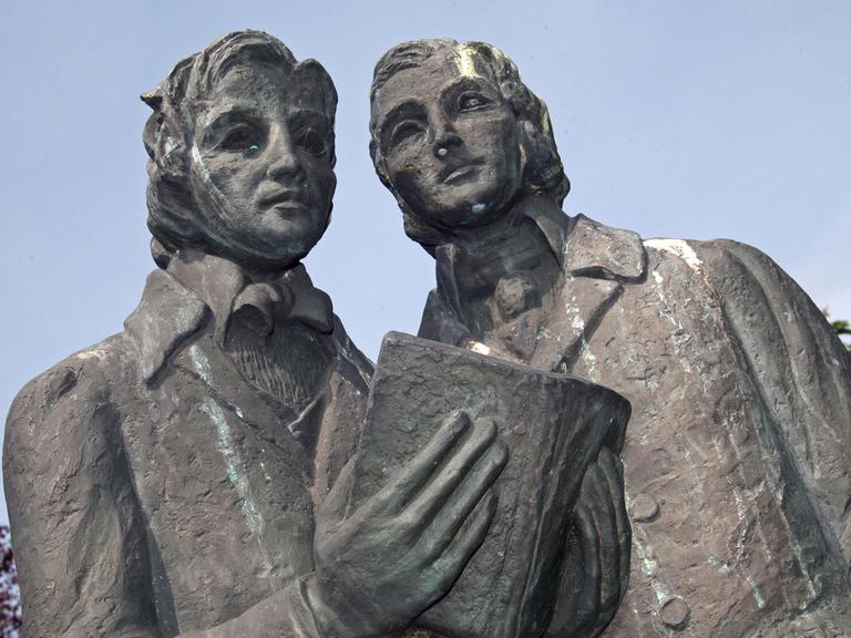 Das Denkmal der Brüder Wilhelm (l) und Jacob Grimm am Mittwoch (28.05.2008) auf dem Brüder-Grimm-Platz in Kassel. 1814 bezogen die Brüder Jacob und Wilhelm Grimm eine Wohnung im heute noch erhaltenen nördlichen Torhaus an der Wilhelmshöher Allee. Die Wohnung der Märchensammler und Sprachforscher wird zum Museum umgebaut. Die Brüder Jacob und Wilhelm Grimm lebten und arbeiteten mit Unterbrechungen von 1798 bis 1841 in Kassel.