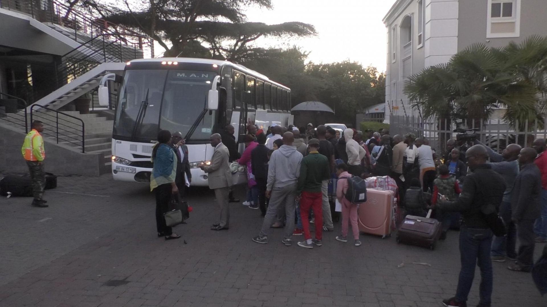 Vor dem nigerianischen Konsulat in Südafrika drängen sich Nigerianer in Reisebusse.